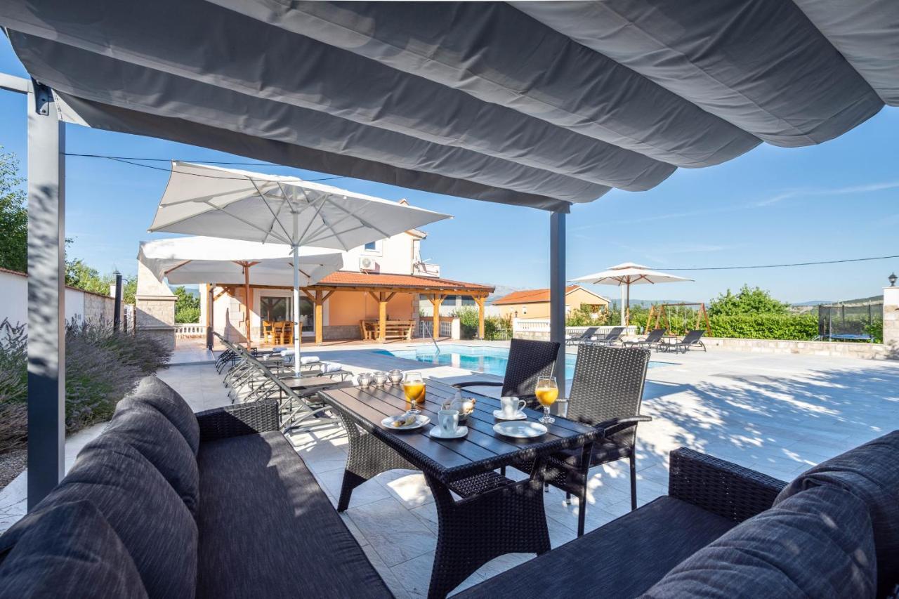 Vacation Villa Matic With 7 Bedrooms Sinj Exterior foto