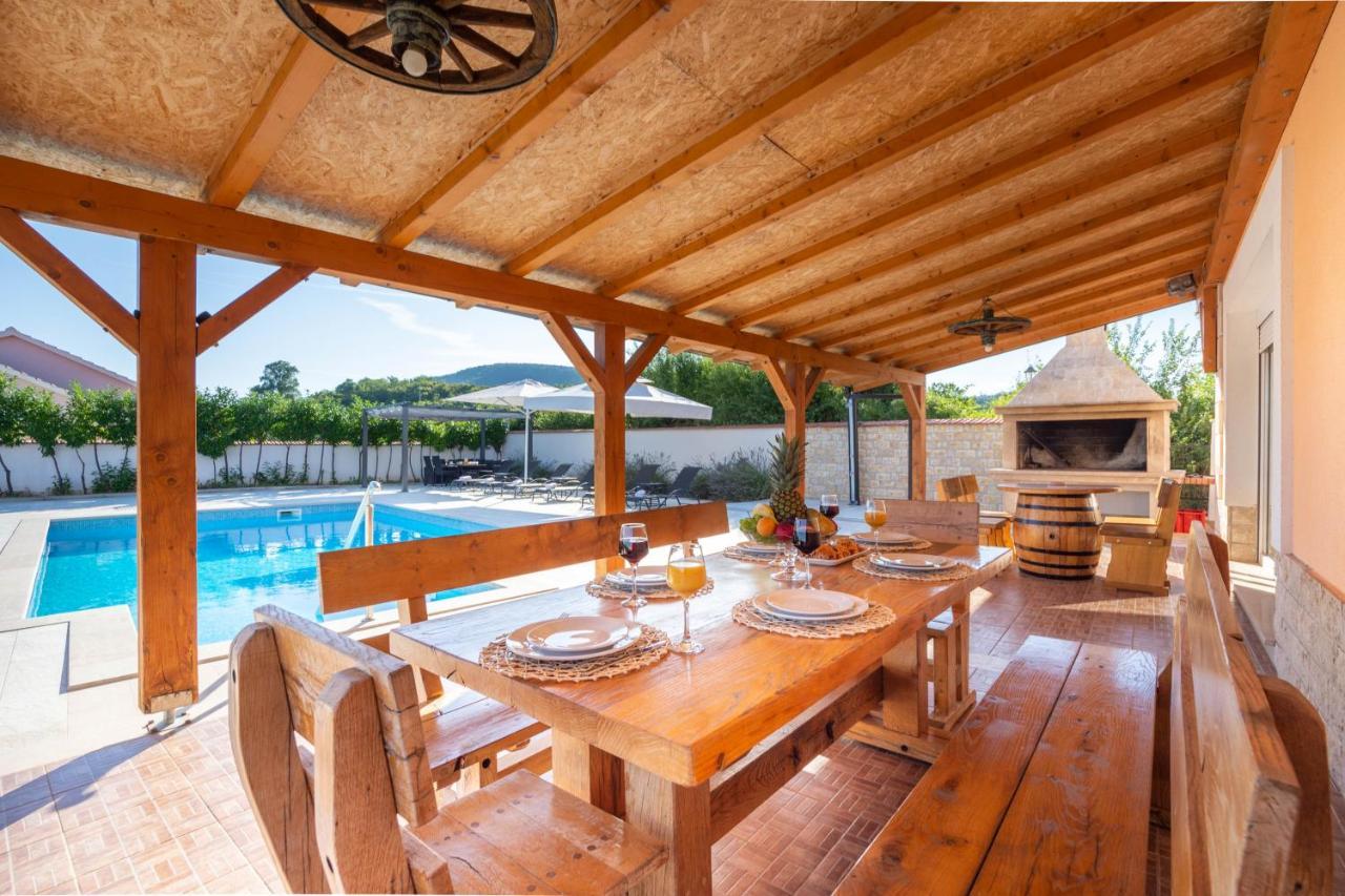 Vacation Villa Matic With 7 Bedrooms Sinj Exterior foto