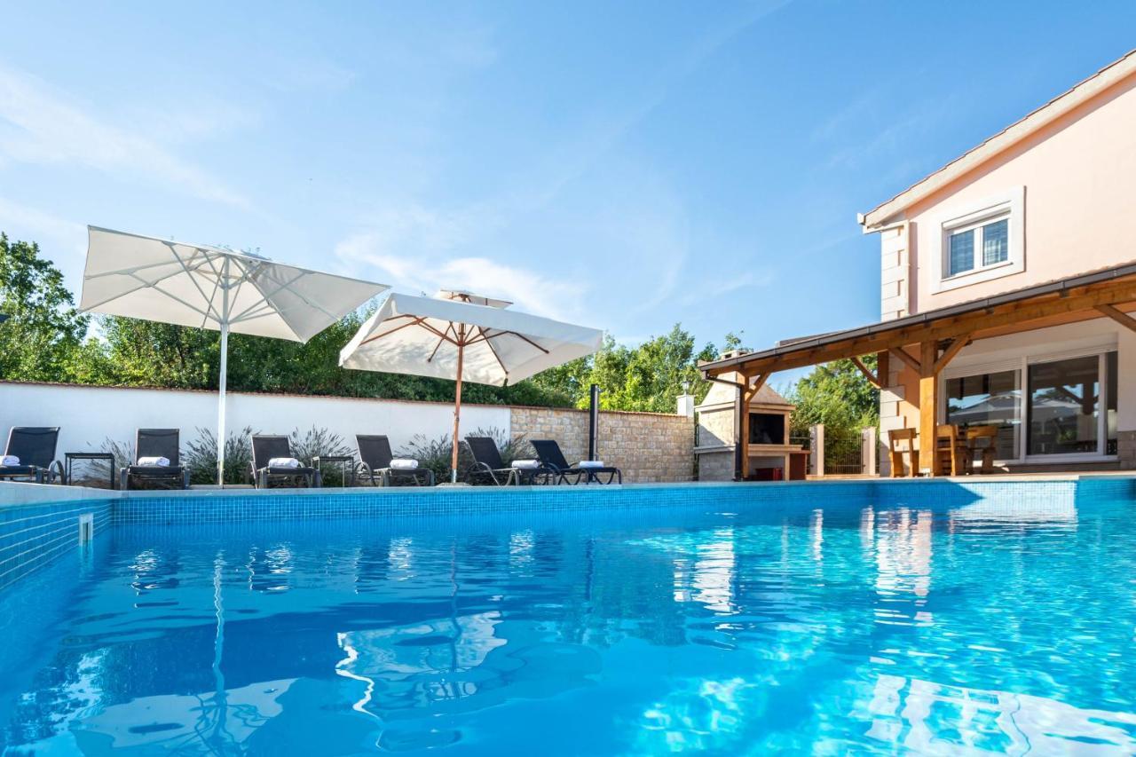 Vacation Villa Matic With 7 Bedrooms Sinj Exterior foto