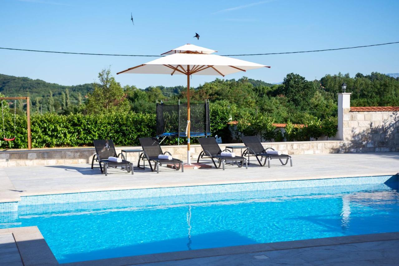 Vacation Villa Matic With 7 Bedrooms Sinj Exterior foto