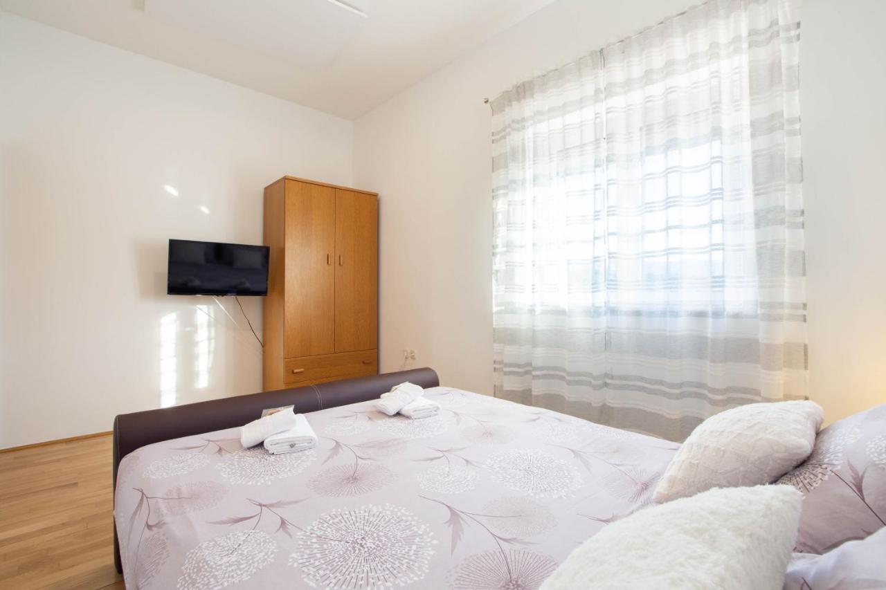 Vacation Villa Matic With 7 Bedrooms Sinj Exterior foto