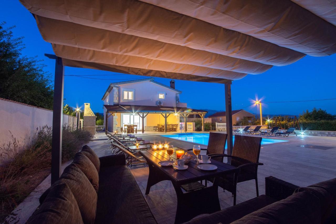 Vacation Villa Matic With 7 Bedrooms Sinj Exterior foto