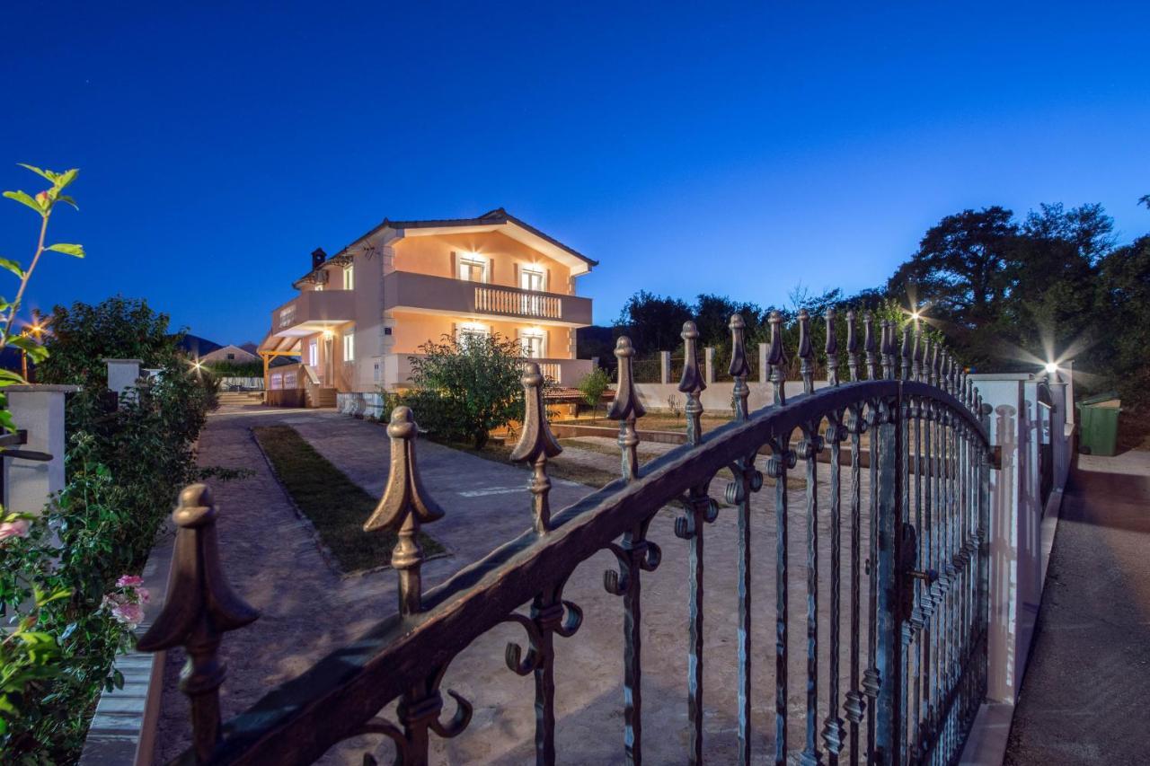 Vacation Villa Matic With 7 Bedrooms Sinj Exterior foto