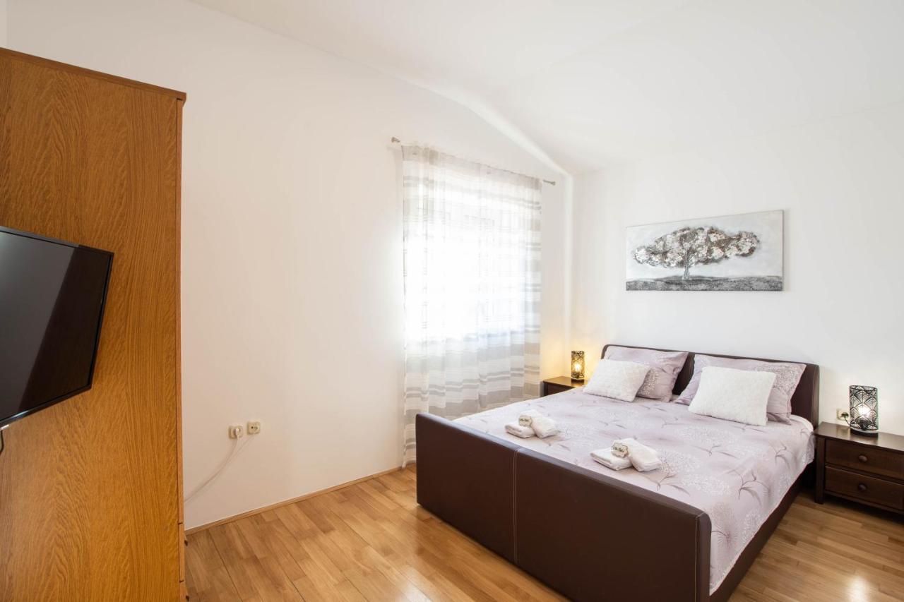 Vacation Villa Matic With 7 Bedrooms Sinj Exterior foto