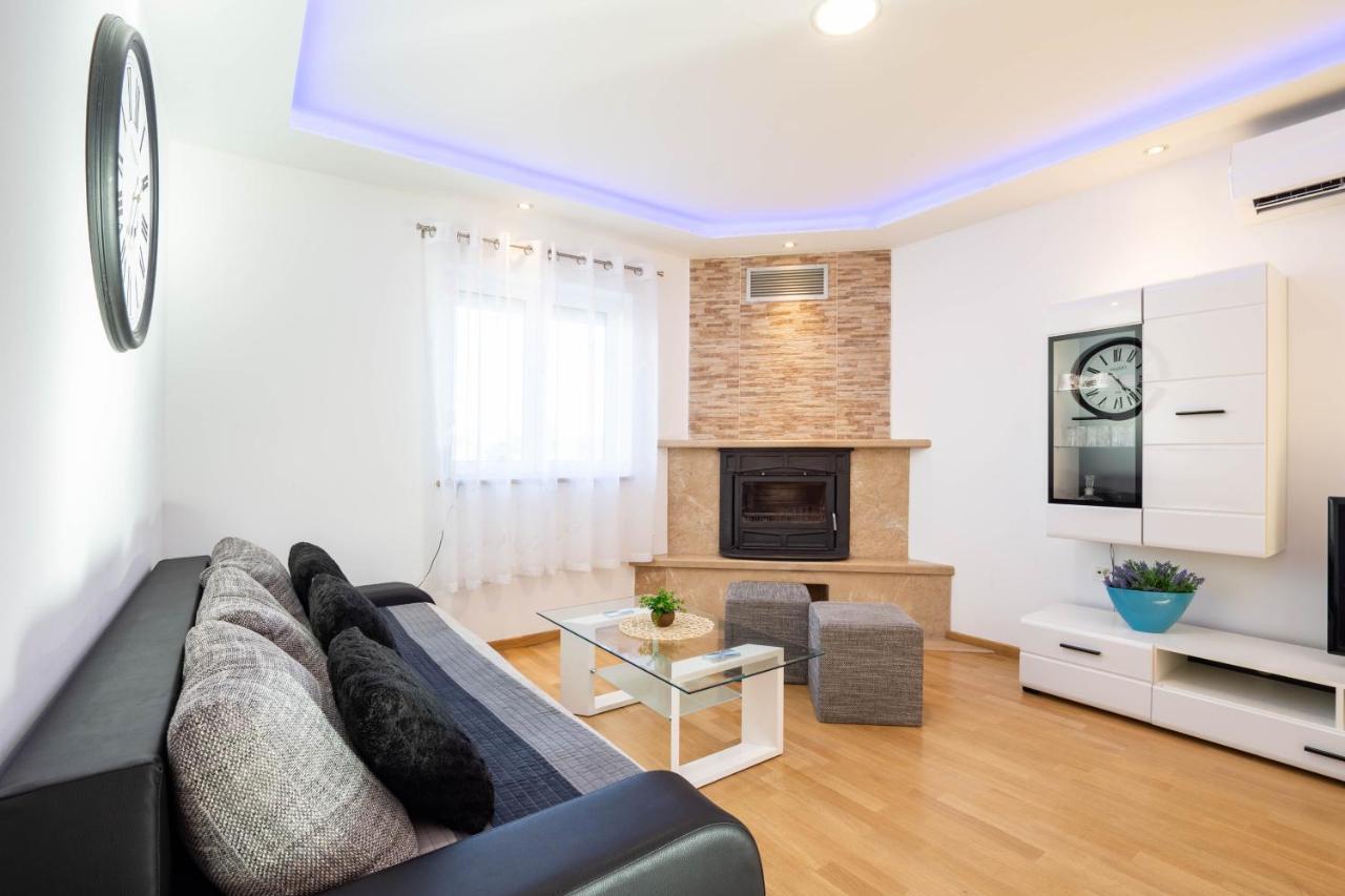 Vacation Villa Matic With 7 Bedrooms Sinj Exterior foto