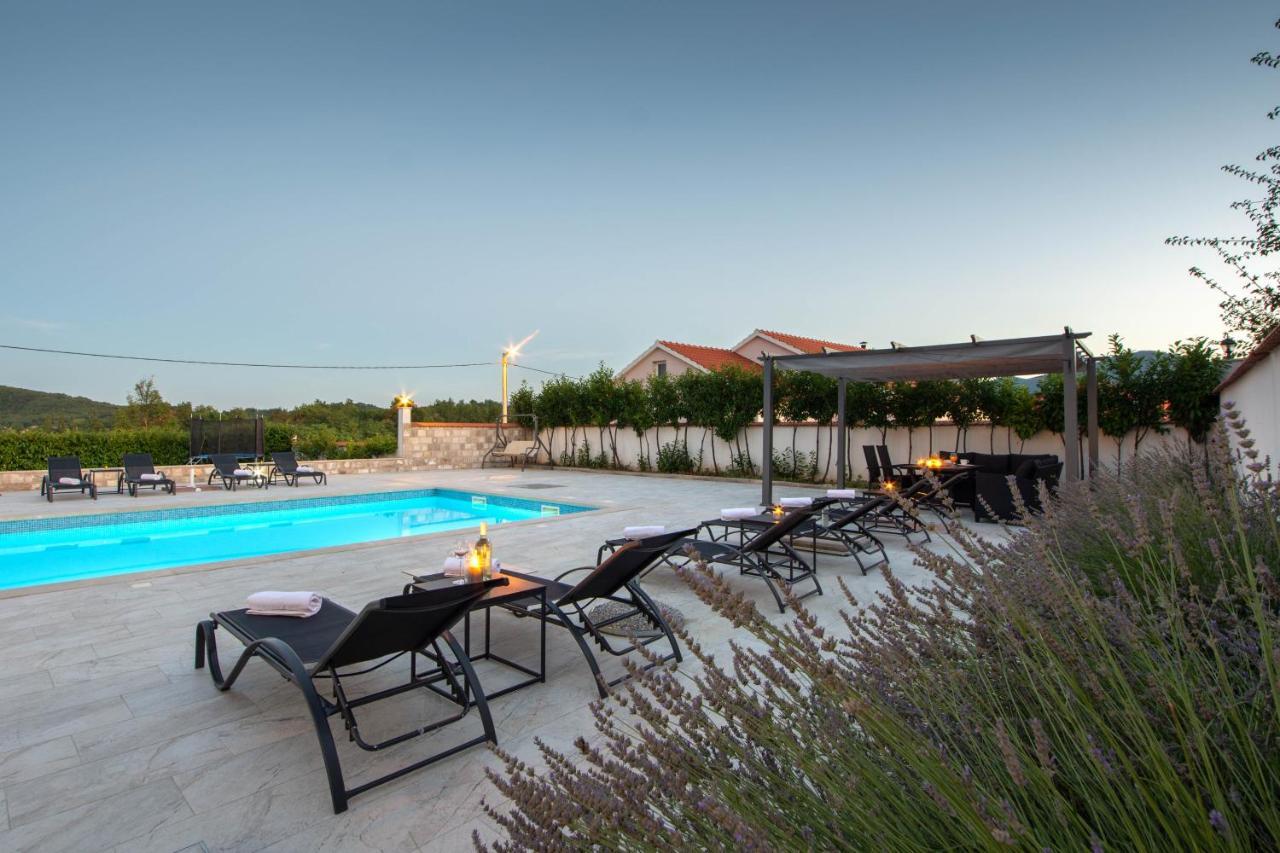 Vacation Villa Matic With 7 Bedrooms Sinj Exterior foto