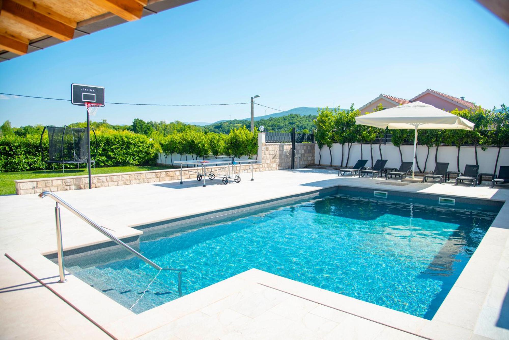 Vacation Villa Matic With 7 Bedrooms Sinj Exterior foto